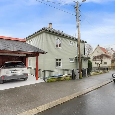 Close To Centre Apartment *